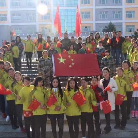 与国旗合影 为祖国点赞 一一伊宁八小与五星红旗的完美邂逅