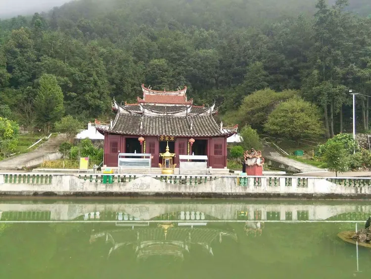 石鼓山上觅石鼓,岩泉寺里寻岩泉