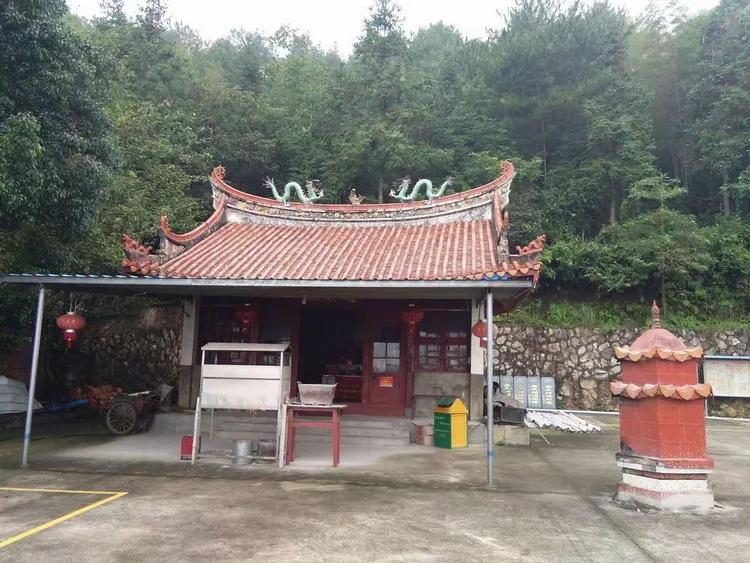 石鼓山上觅石鼓,岩泉寺里寻岩泉