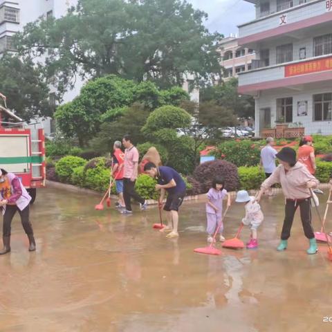 曲江区枫湾镇中心小学开展灾后校园清洁行动