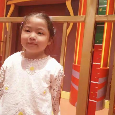 如愿以偿与兔啦啦和波波兔合影