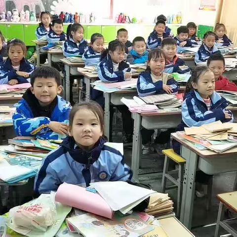 【平邑县第二实验小学  习惯养成活动】小习惯、大品质——一年级组桌洞整理活动