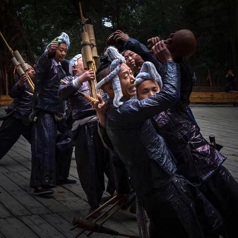 走近岜沙枪手部落，见识镰刀剃头绝活