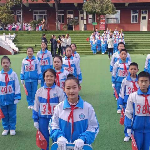 洛南县第二小学五年级10班的孩子们在校第五届运动会上奋力拼搏、超越自我，取得了优异的成绩。