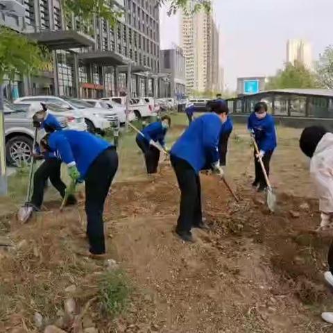 维邦金融广场【最美人间五月天，绿化养护正当时】