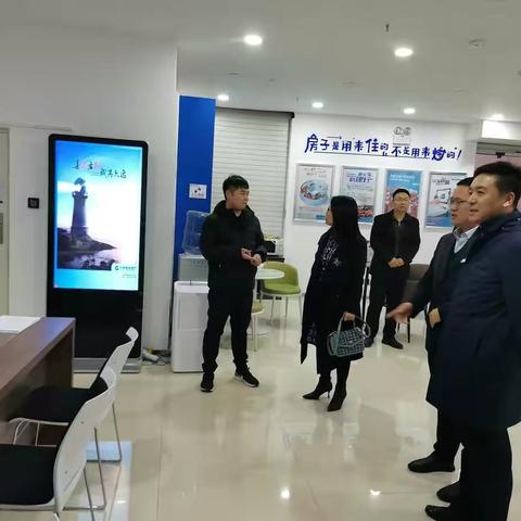 长治分行党委副书记、副行长牛晨，高级经理董晓华一行到西环路支行调研