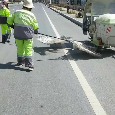 建设平安夏河   环卫工人拾金不昧