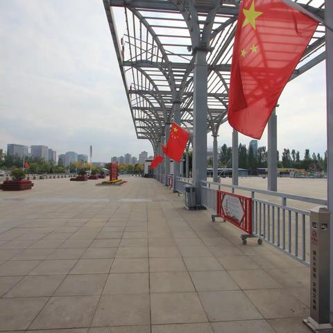 【览山公园 李晗】红旗飘扬 为国庆节增光添彩