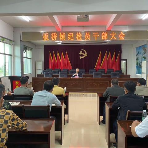 加强镇村两级纪检干部联动机制，发挥纪检员的探头作用