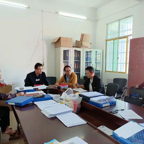 板桥镇纪委对各村迎检情况开展监督检查