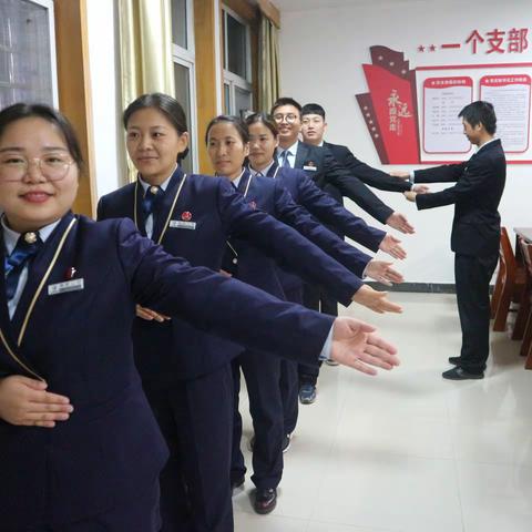 坚守！是高速人节日送出的最好祝福。沪陕高速固始收费站国庆我在岗，服务、快乐不打烊