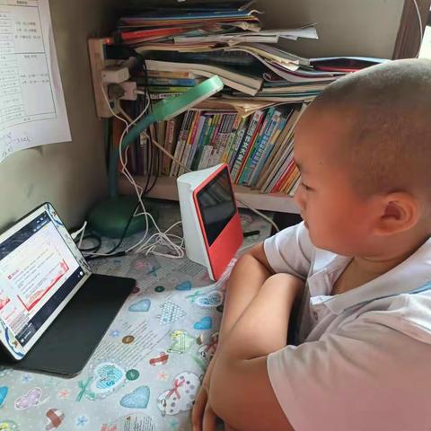 四年级一班国庆节主题班会进行中。