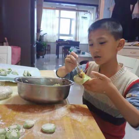 一二一团第二中学，三年级一班的小朋友，在快乐的寒假里，帮爸爸妈妈和爷爷奶奶，做他们喜欢的家务，