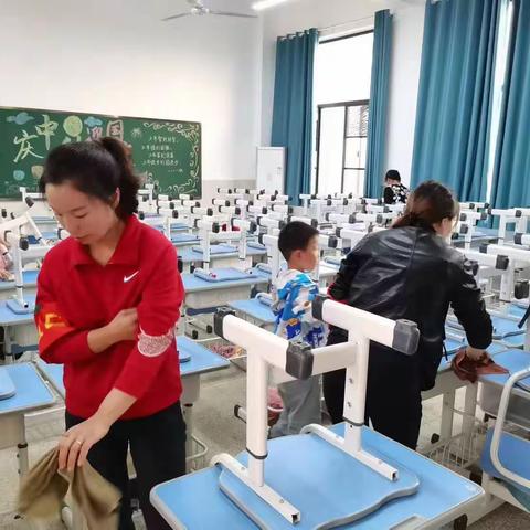 【家校共育】情系校园，为爱点赞——记散花实验小学家长志愿者打扫班级环境卫生