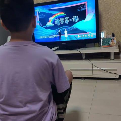 赞皇县唐明小学观看开学第一课——奋斗成就梦想