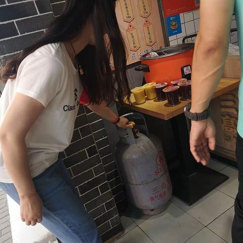 护航“十四运”柏树林街办和北社区开展红袖章流动巡逻工作（2021年6月30日）