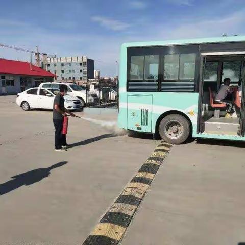 公交车起火紧急灭火