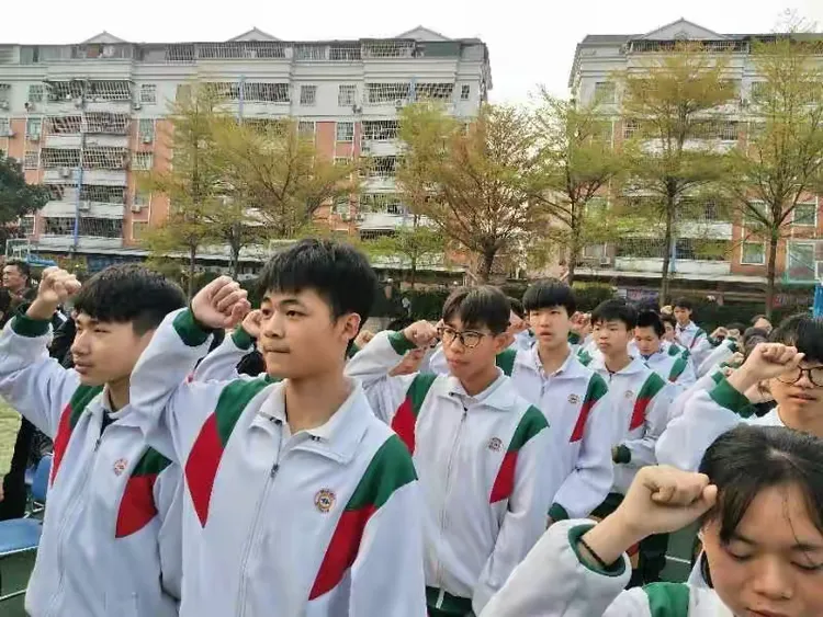 三载卧薪尝胆欲酬壮志,百天刻苦攻读誓闯雄关