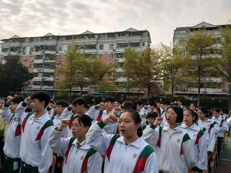 三载卧薪尝胆欲酬壮志,百天刻苦攻读誓闯雄关