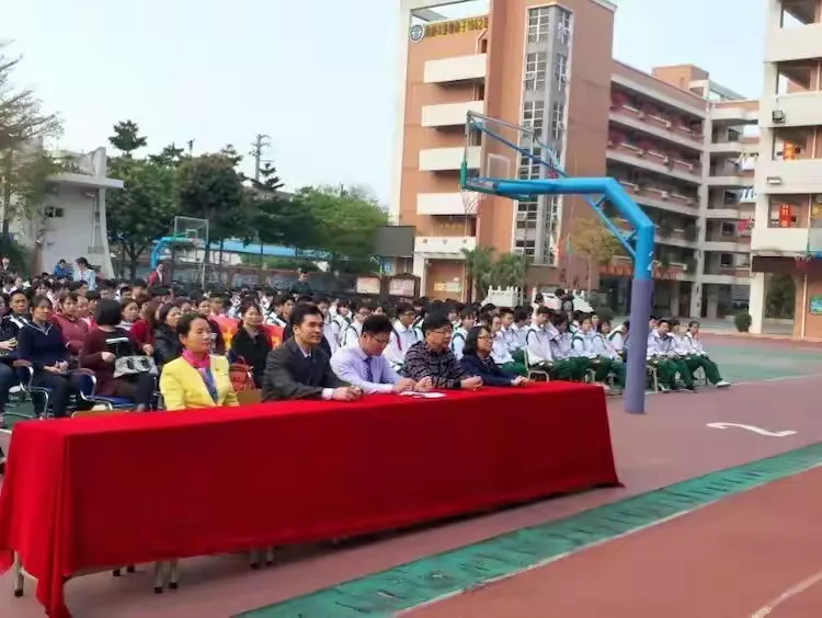 三载卧薪尝胆欲酬壮志,百天刻苦攻读誓闯雄关