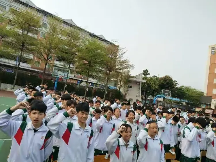 三载卧薪尝胆欲酬壮志,百天刻苦攻读誓闯雄关