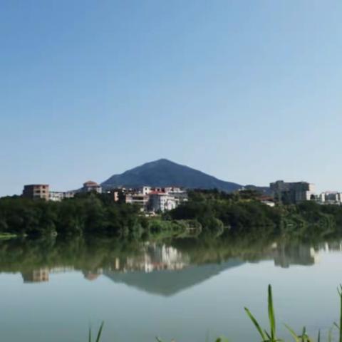 碧水蓝天新剪裁 文：原创 图：自拍