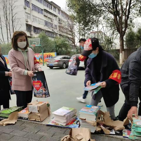 助力疫情防控，广元实验小学校一.一班家长志愿者爱心送教材