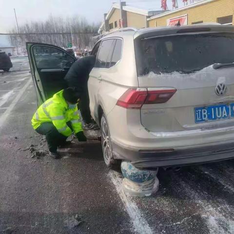 靖宇路巡及时救助受困车辆