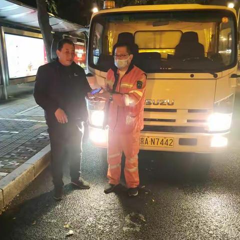 环卫工人拾金不昧暖人心