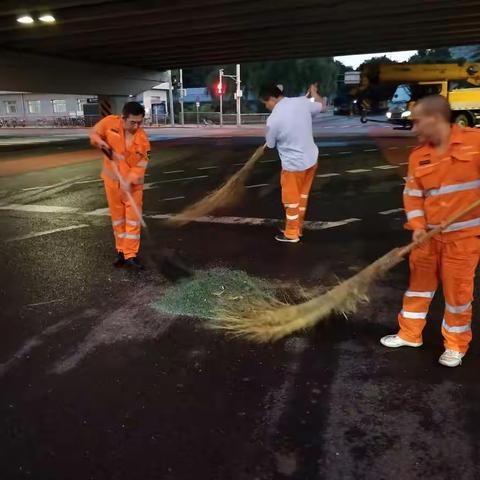 鼓楼桥清理事故现场
