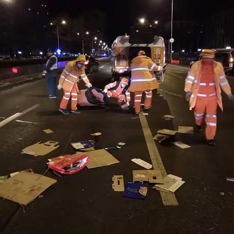 德胜门外大街主路清理道路遗撒