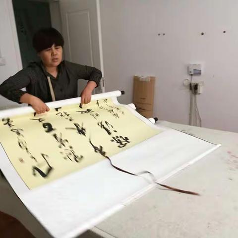 又一阶段性成果——国庆书画展作品装裱验收进行时