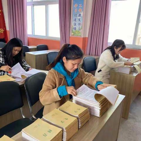 抓常规，促教学——师寨镇南香山中心小学第一次作业教案检查