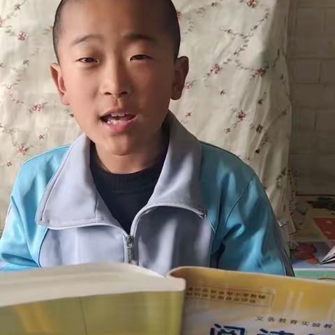 通榆县第二实验小学校，一家人一本书，百日坚持一生受益。二年三班杨文熙。