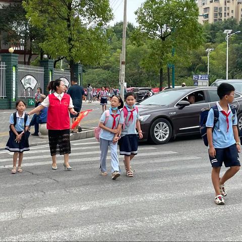 你的安全，有我守护——吉星小学五（8）班家长站岗执勤在行动