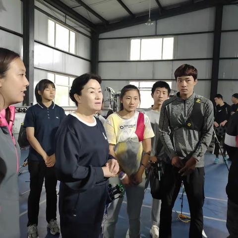 马华副局长在中秋节到体校检查工作