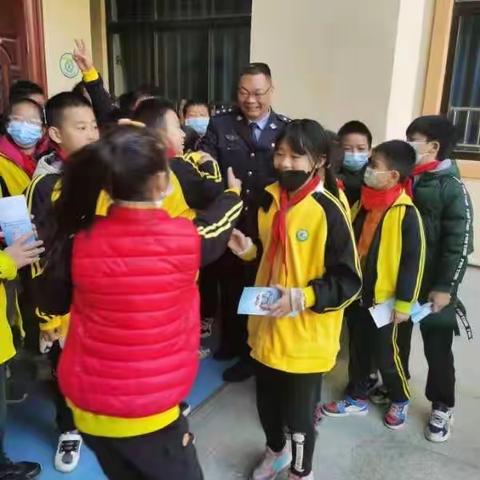 「我为群众办实事」﻿法治教育进校园 民警送来大礼包