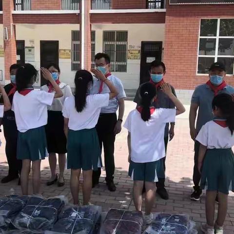 爱心捐赠，情在炉里                            --大屯乡炉里村小学