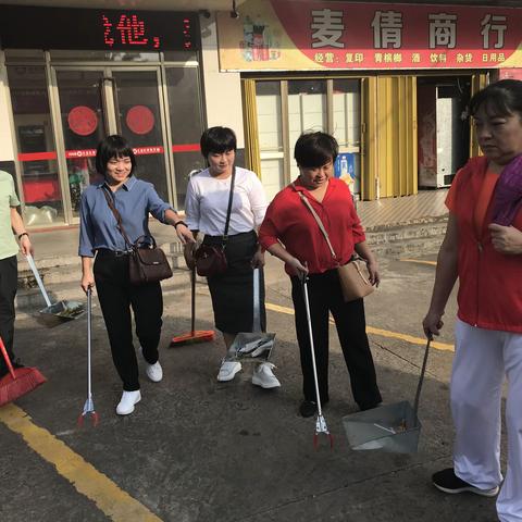 市委办开展捡烟头志愿服务活动