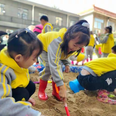 互帮互学 共促成长—中心教研组开展自主游戏观摩研讨活动