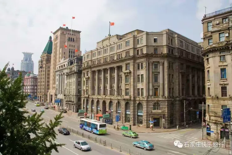 外滩(英文:the bund)，位于上海市中心黄浦区的黄浦江畔，即外黄浦滩，1844年(清道光廿四年
