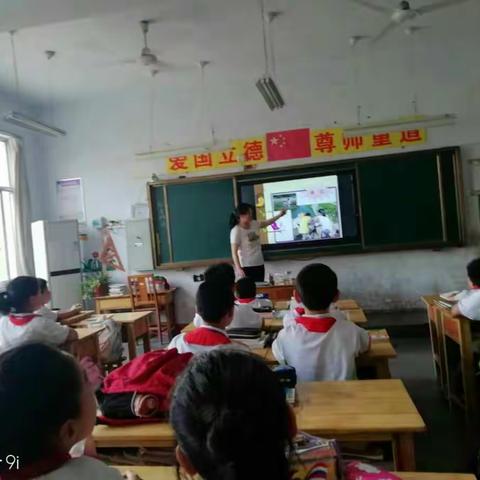 富官庄镇中心小学“彩虹伞·青春自护”安全教育活动进行中