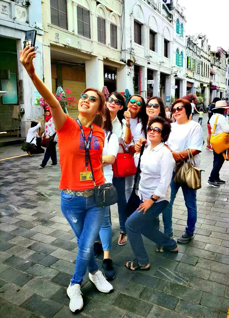 参观游览海口钟楼和骑楼老街(海口养生旅游六)