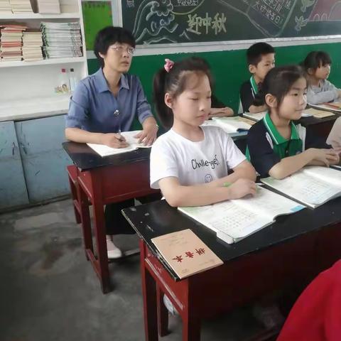 凝心聚力展风采 听课评课促提升