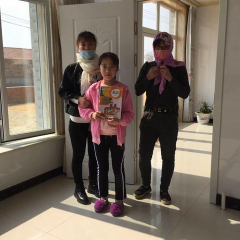 家校携手共战“疫”，家访暖人心. 八仙筒学区中心校美术组“家访”在线。