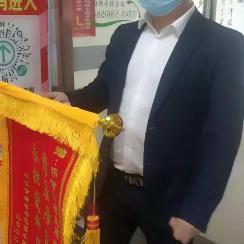 社区居民送锦旗，为民服务受赞扬