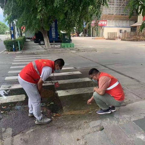 地下自来水管破裂，网格员来帮忙