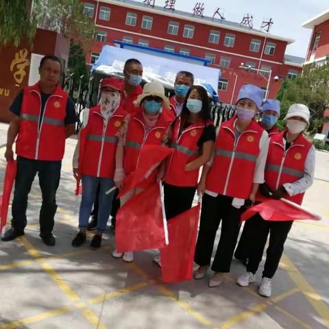 《家校携手，共筑安全》灵武四中八年级《5》班护学岗篇之保驾护航