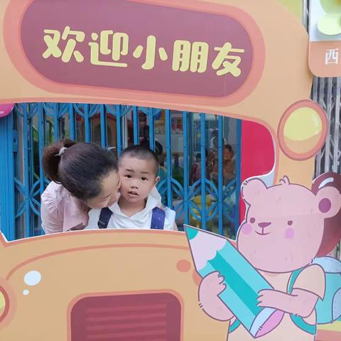 亲爱的家长们:晚上好！ 我们的宝宝👶🏻在幼儿园的第一周结束🔚了，下面是宝宝👶🏻在园的精彩片段