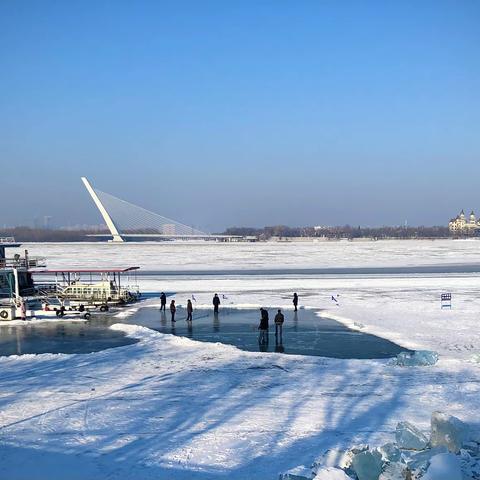 数九寒天，松花江江面，冰雪争艳。